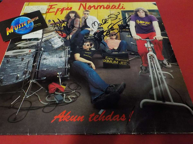 EPPU NORMAALI - AKUN TEHDAS LP NELJÄLLÄ NIMMARILLA