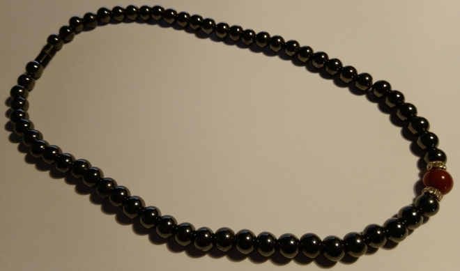 Hyväkuntoinen magneettinen hematiitti -kaulakoru, 47 cm