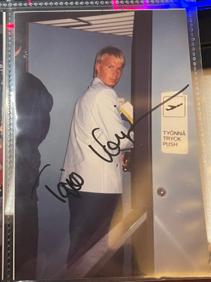 Tapio Korjus nimikirjoitus valokuvassa