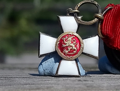 Hopeinen. Suomen Leijonan Ritarimerkki. MINI