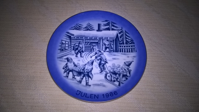 Julen 1986 - Joululautanen - Tontut pihamaalla