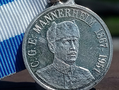 Carl Gustaf Emil Mannerheim neulamerkki. Hopeinen mitali.