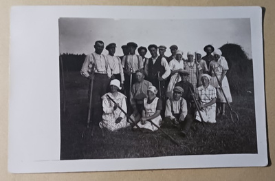 Janakkala, Hyvikkälän kartanon työläisiä heinäpellolla 1928