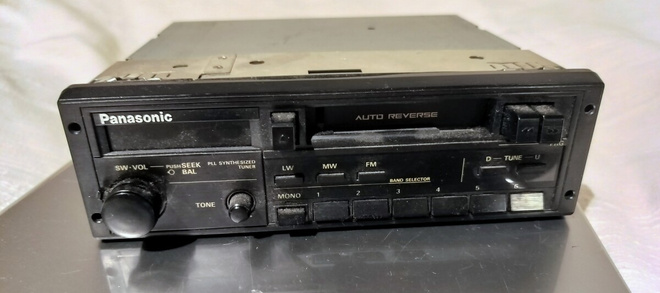 Autoradio Panasonic CQ-803EG kasettisoittimella