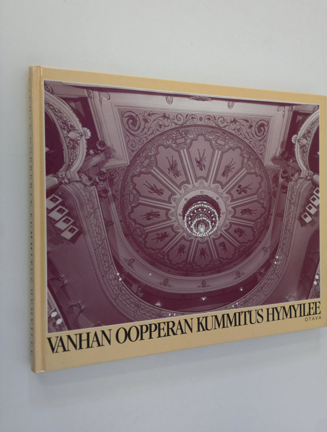 Vanhan oopperan kummitus hymyilee