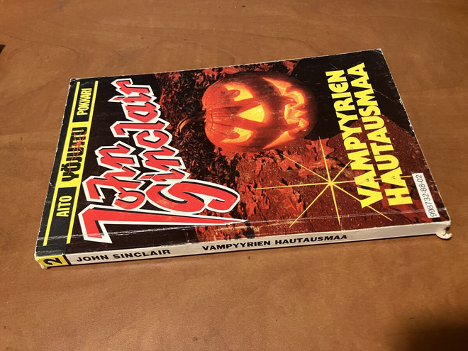 YÖJUTTU POKKARI 2 VAMPYYRIEN HAUTAUSMAA
