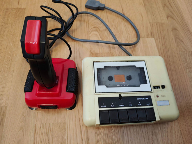 Joystick + kasettiasema - mm. Commodore 64