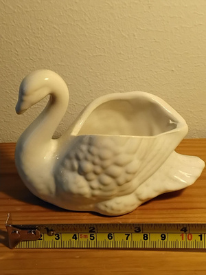 Figuriini, kyhmyjoutsen, posliini