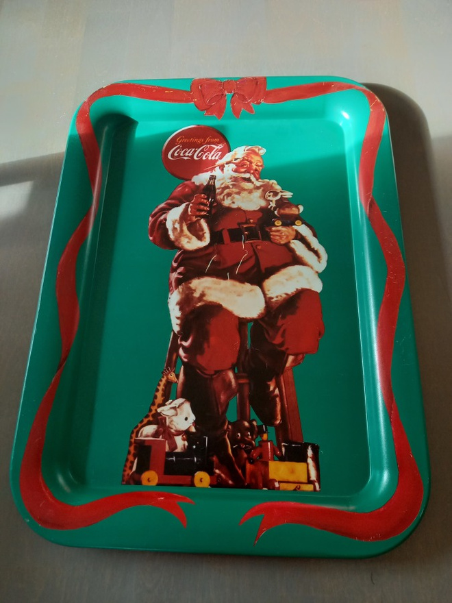 Vanhempi Coca-cola peltitarjotin
