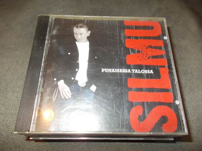 CD SIMO SILMU ** PUNAISESSA TALOSSA **