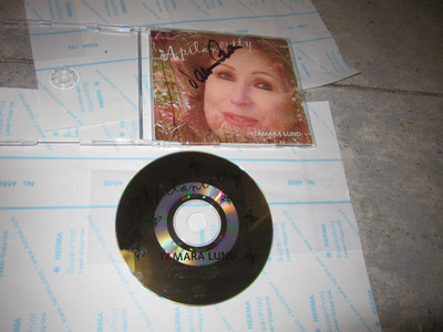 TAMARA LUND Apilaniitty / Odota vielä – CDS 2003  SIGNEERAUS