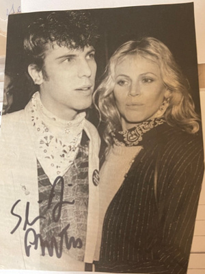 Slim Jim Phantom / Stray Cats nimikirjoitus lehtikuvassa