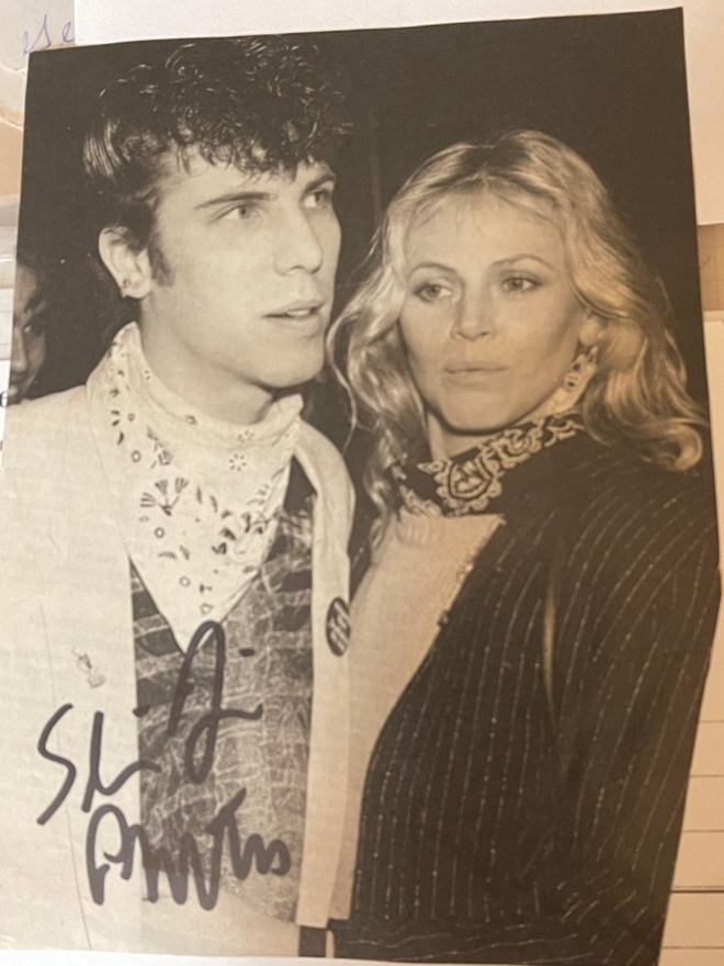 Slim Jim Phantom / Stray Cats nimikirjoitus lehtikuvassa