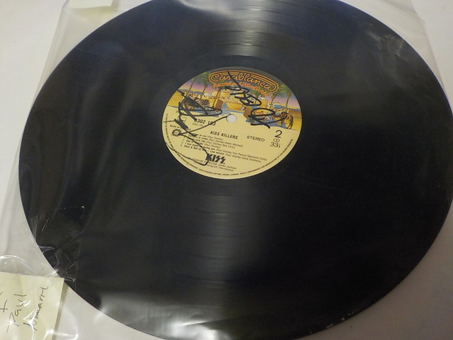 KISS KILLERS LP KAHDELLA NIMMARILLA