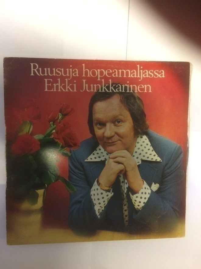 Erkki Junkkarinen.(Ruusuja Hopeamaljassa)