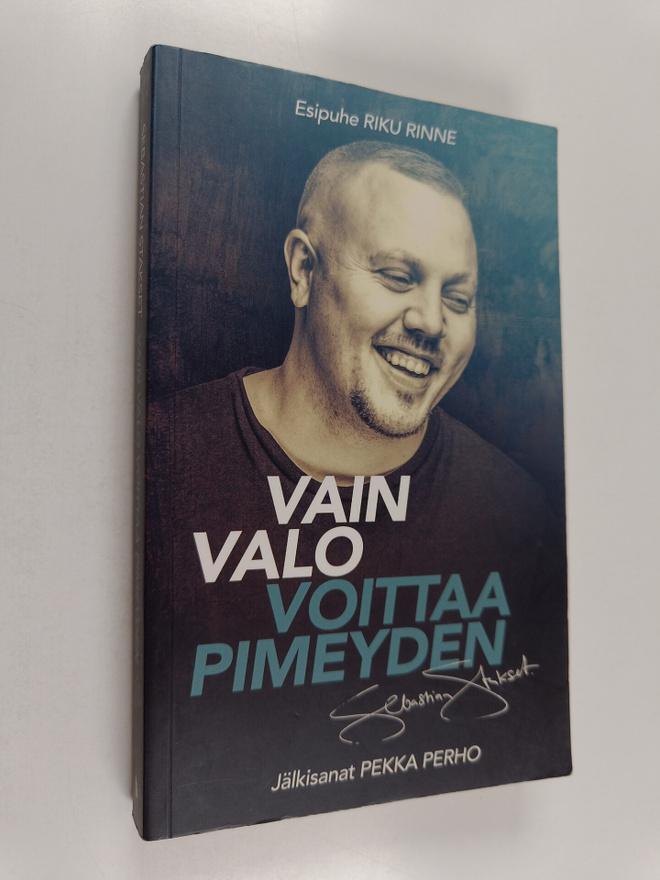 Sebastian Stakset : Vain valo voittaa pimeyden
