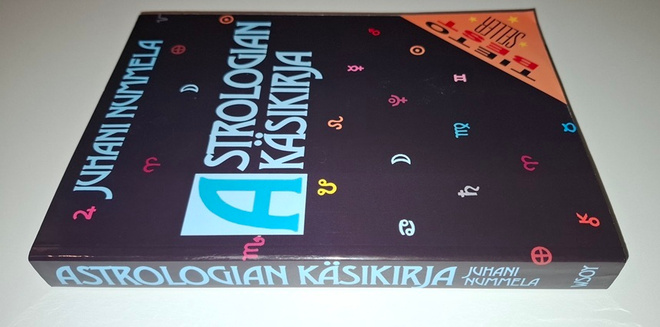 Juhani Nummela : Astrologian käsikirja (nid.)