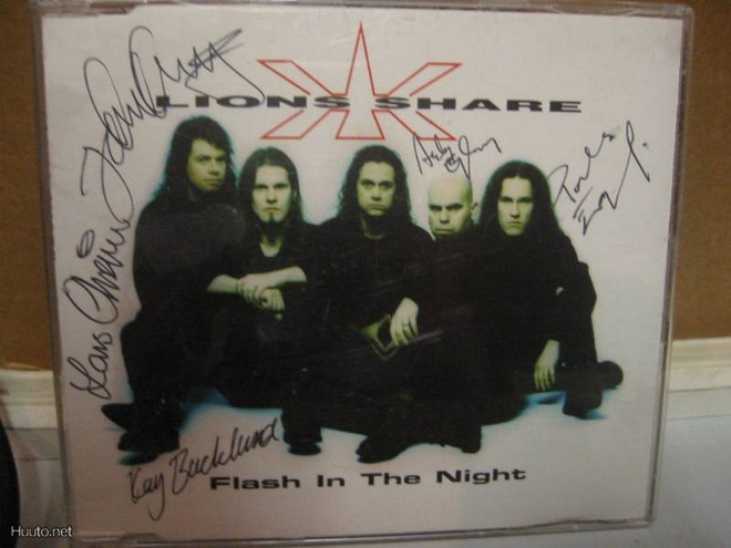 LIONS SHARE -FLASH IN THE NIGHT CD BÄNDIN BÄNDIN NIMMAREILLA