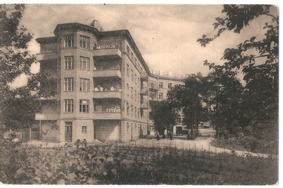 Helsingin Diakonissalaitos, parvekkeilla henkilökuntaa