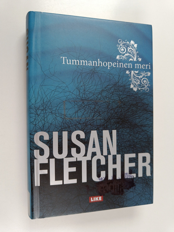 Susan Fletcher : Tummanhopeinen meri