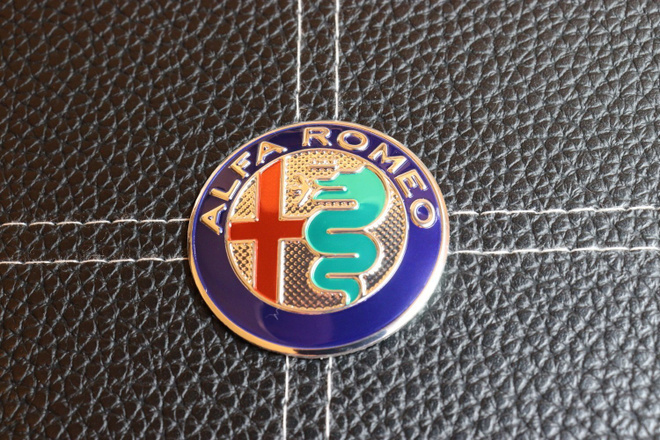 Alfa Romeo Konepellin / Takakontin Merkki 74mm (