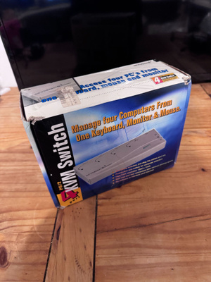 Rextron MyHopper 4port KVM Switch PS/2 + kaapelit + laatikko