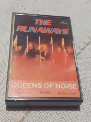 THE RUNAWAYS
