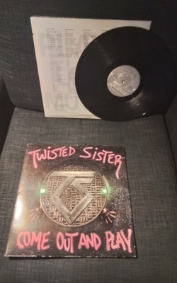 Myydään twisted sister come out and play LP