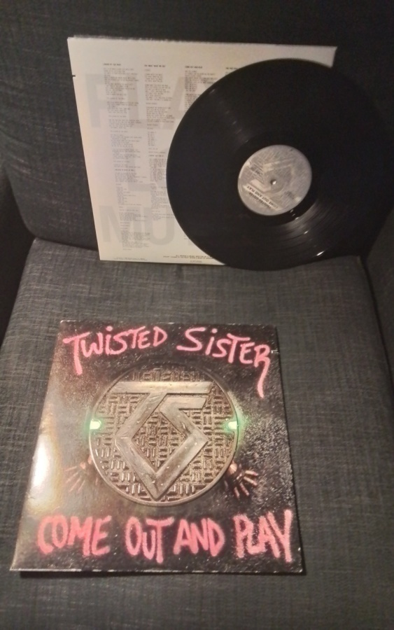 Myydään twisted sister come out and play LP