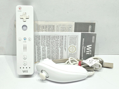 Wii Remote + Nunchuk ohjaimet