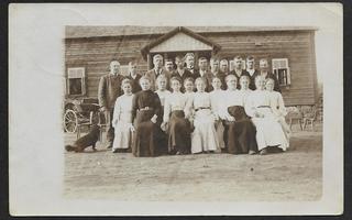 Ihmisryhmä hirsirakennuksen edessä (1907) Rautu ?