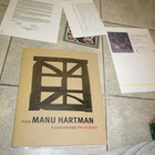 Minä Manu Hartman – Kuvanveistäjä, The Sculptor +sign - pikkukuva 1
