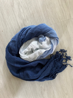 Kaunis pehmeä liukuvärjätty huivi hapsuilla