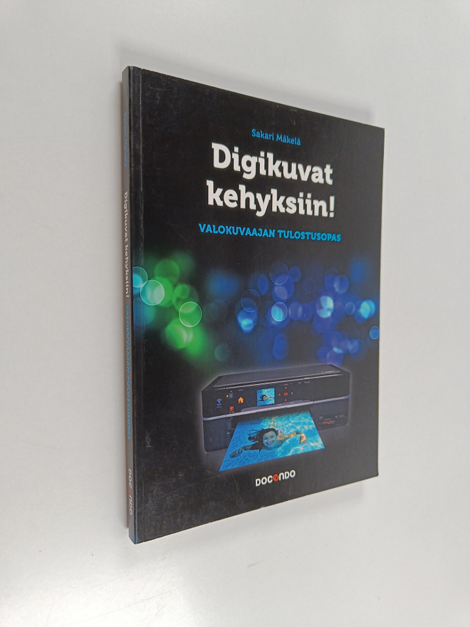 Sakari Mäkelä : Digikuvat kehyksiin! : valokuvaajan tulos...