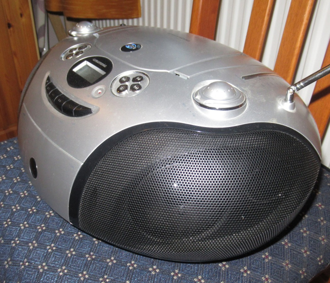 grundig stereoradio, vikaa cd -ja kasettipuolella