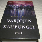 Cassandra Clare Varjojen kaupungit I -III - pikkukuva 1