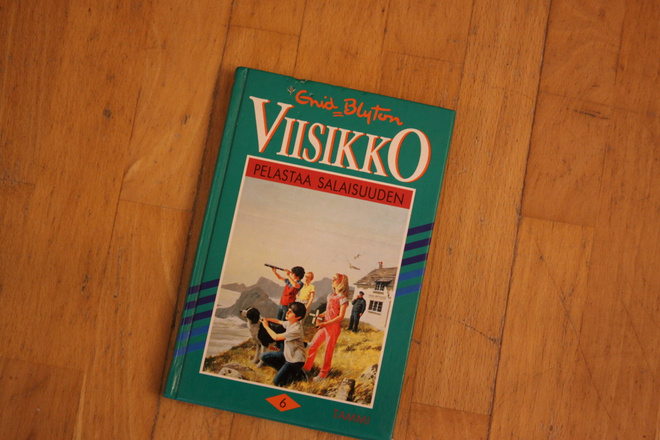 Enid Blyton Viisikko pelastaa salaisuuden kovakantinen A3