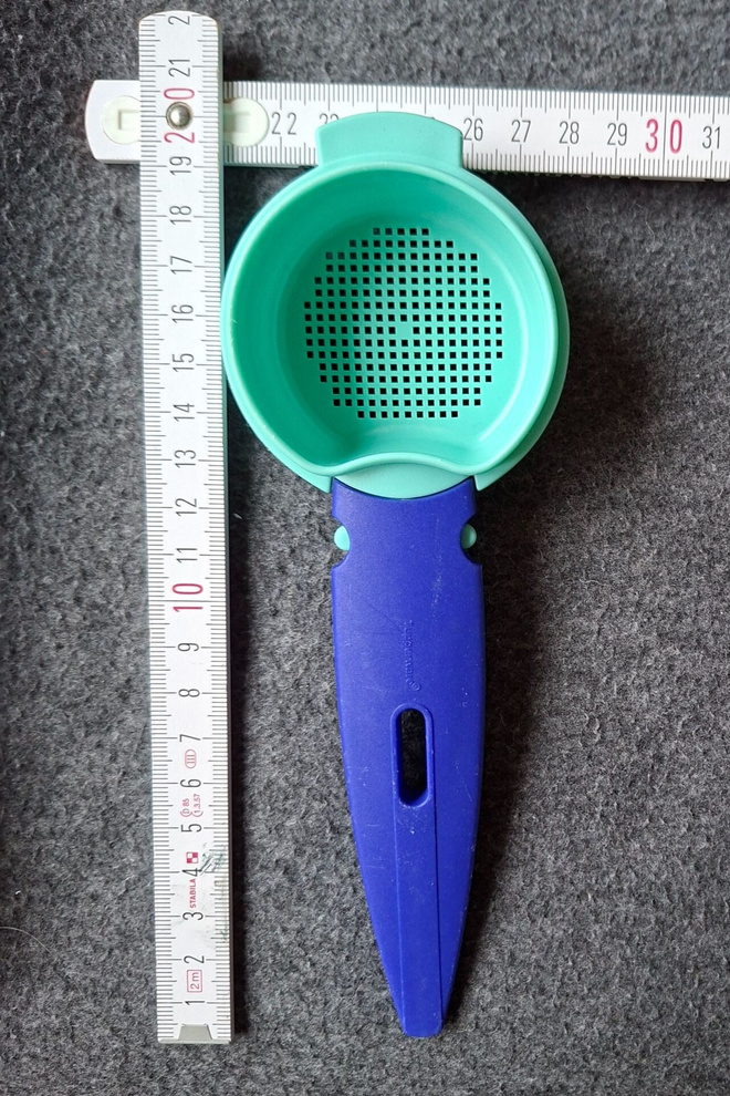 Tupperware teesihti / lävikko / jauhosiivilä