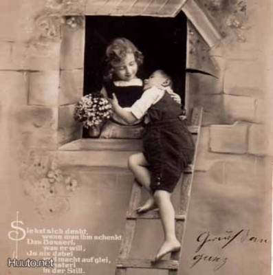 LAPSI / Tytön ja pojan hellä kohtaus ikkunassa. 1900-l.