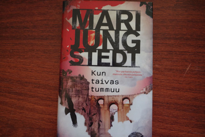 Mari Jungstedt: Kun taivas tummuu (2020)