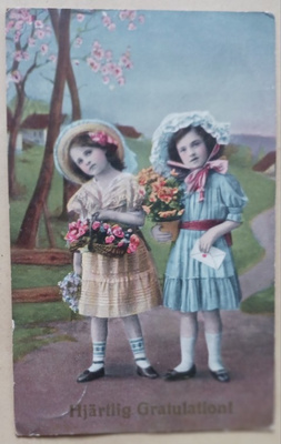 Sievät pikkuleidit tuovat onnittelukukat ja kortin, p. 1917