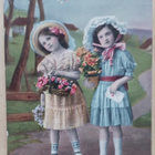Sievät pikkuleidit tuovat onnittelukukat ja kortin, p. 1917 - pikkukuva 1