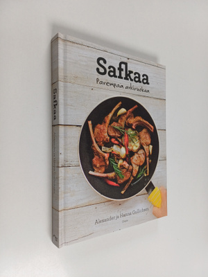 Hanna Gullichsen ym. : Safkaa : parempaa arkiruokaa