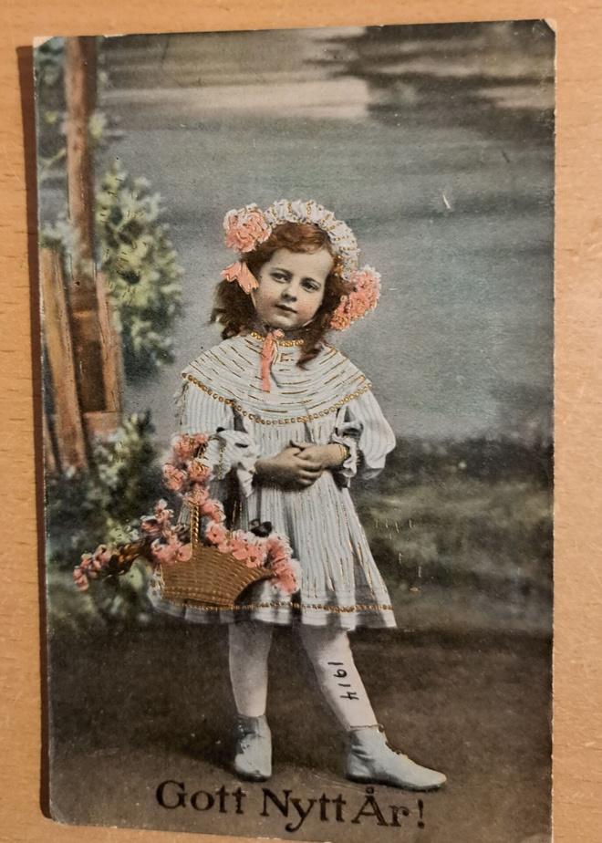 vanha lakkapintainen kortti: tytöllä kukkakori kulkenut 1914