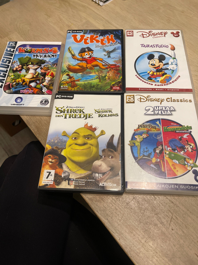 Vanhoja PC tietokonepeleja 5 kpl Shrek Kolmas Worms 4 ym
