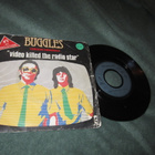 ULKOMAALAISIA SINGLEJÄ + mm the strangler duchess - pikkukuva 5