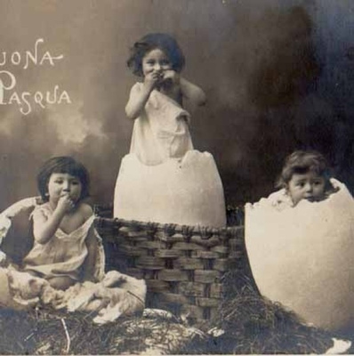 LAPSI / Suloiset pienet tytöt, suuret munankuoret. 1900-l.