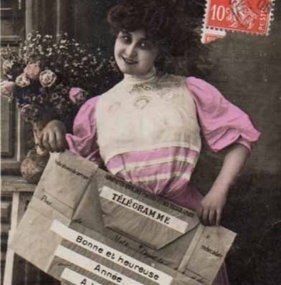 NAINEN / Hymyilevä tumma tyttö ja onnittelusähke. 1900-l.