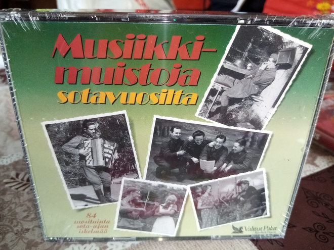 4CD BOX MUSIIKKIMUISTOJA SOTAVUOSILTA ( UUSI) SIS POSTIKULU