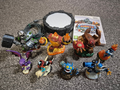 Skylanders Giants Wii + portaali + 8 ukkoa